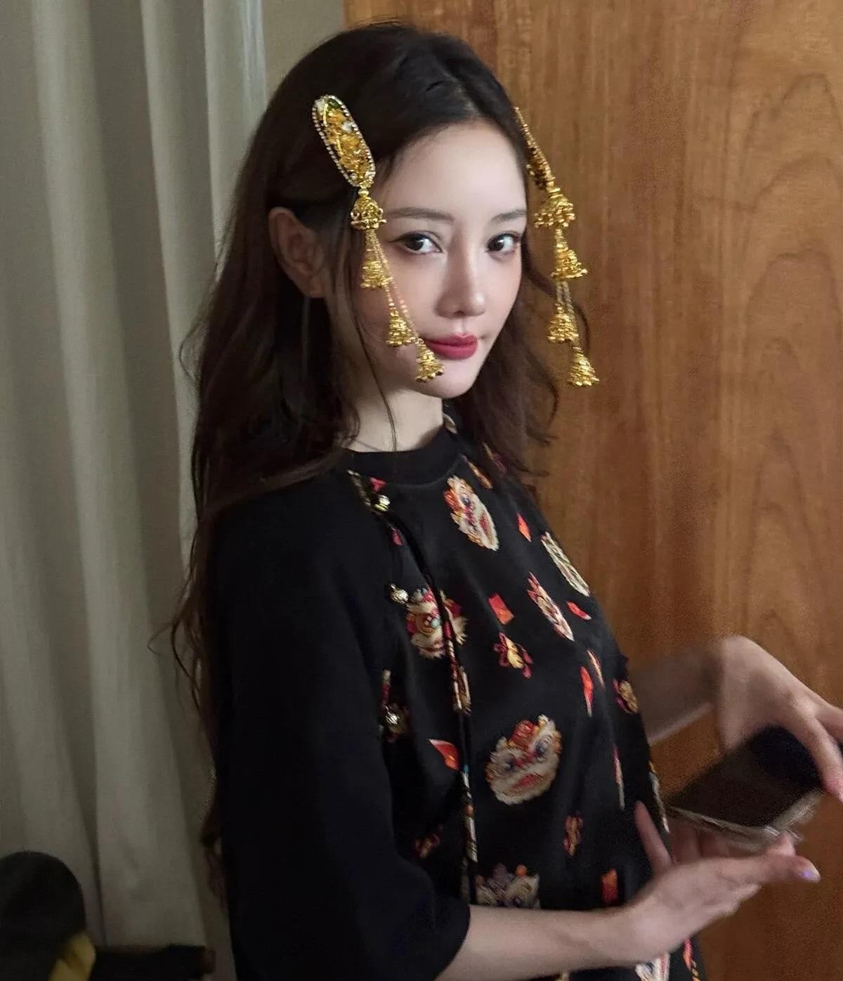 李小璐这身造型挺养眼，发饰金光闪闪的挺抢镜，不知道是不是真金，不过搭配得确实蛮有
