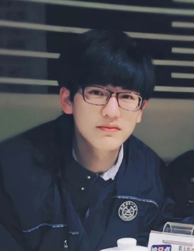 刷到一个视频，作者描绘了在初中时期和一位优秀学长的一次短暂交集，文笔细腻，在她的