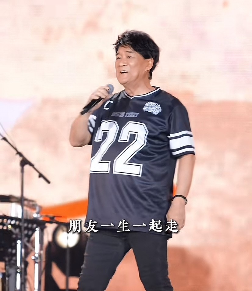 周华健这身材好奇怪！
胳膊和腿这么细，肚子怎么这么大！

不过这两年肉眼可见
