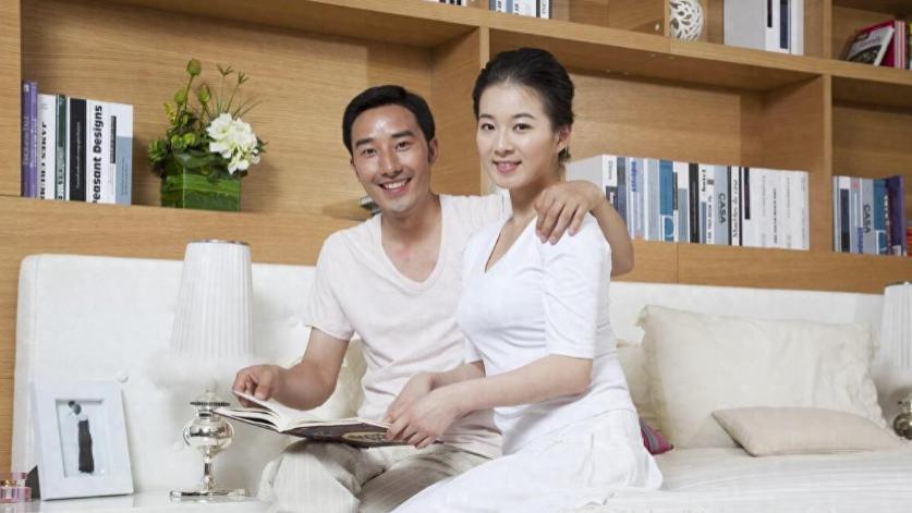 男子把情人给他的15万转给了妻子，情人暴怒索还，法院该怎么判？