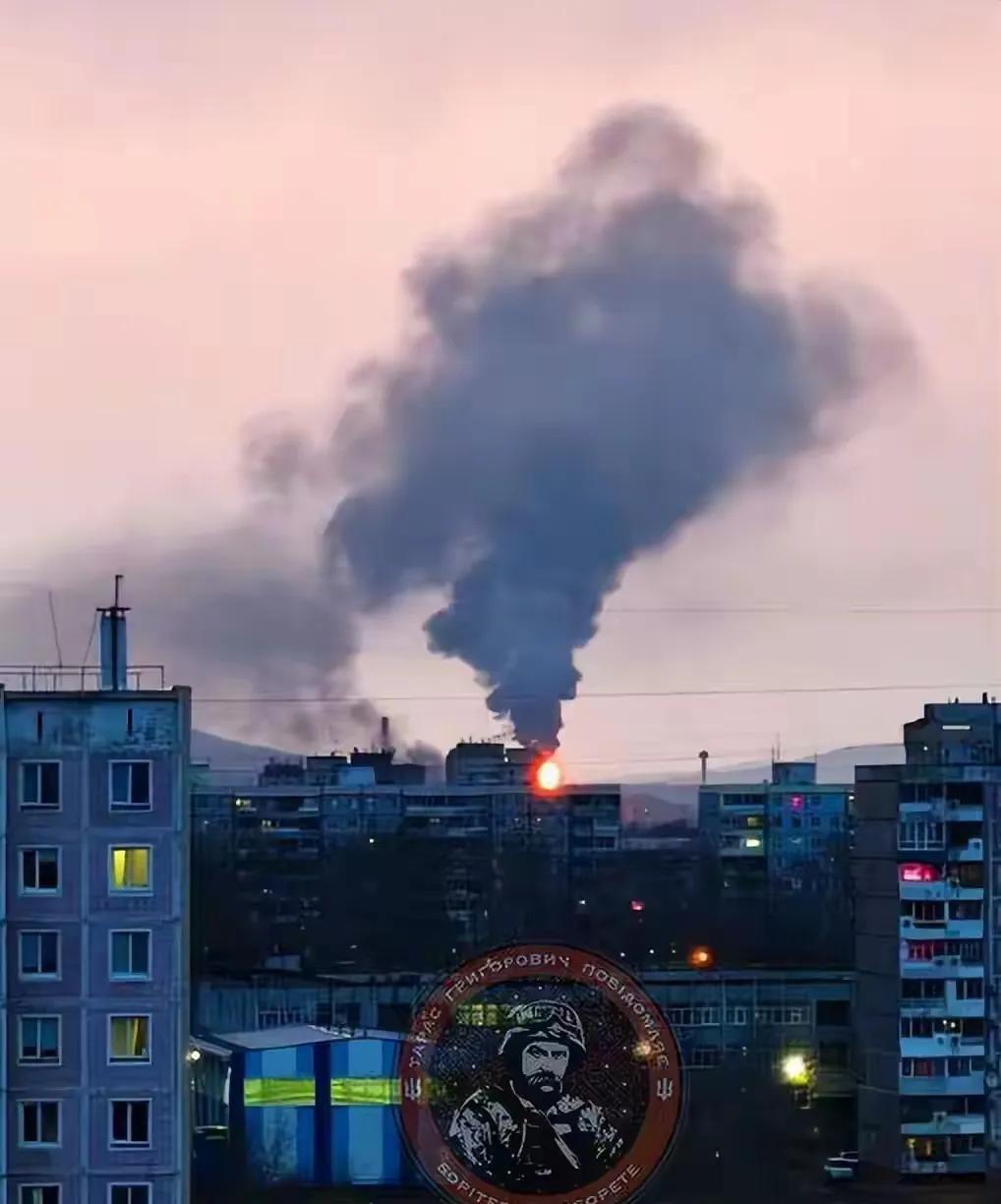 又着火了！昨天在俄罗斯的共青城一家油厂发生了火灾！
           这个油