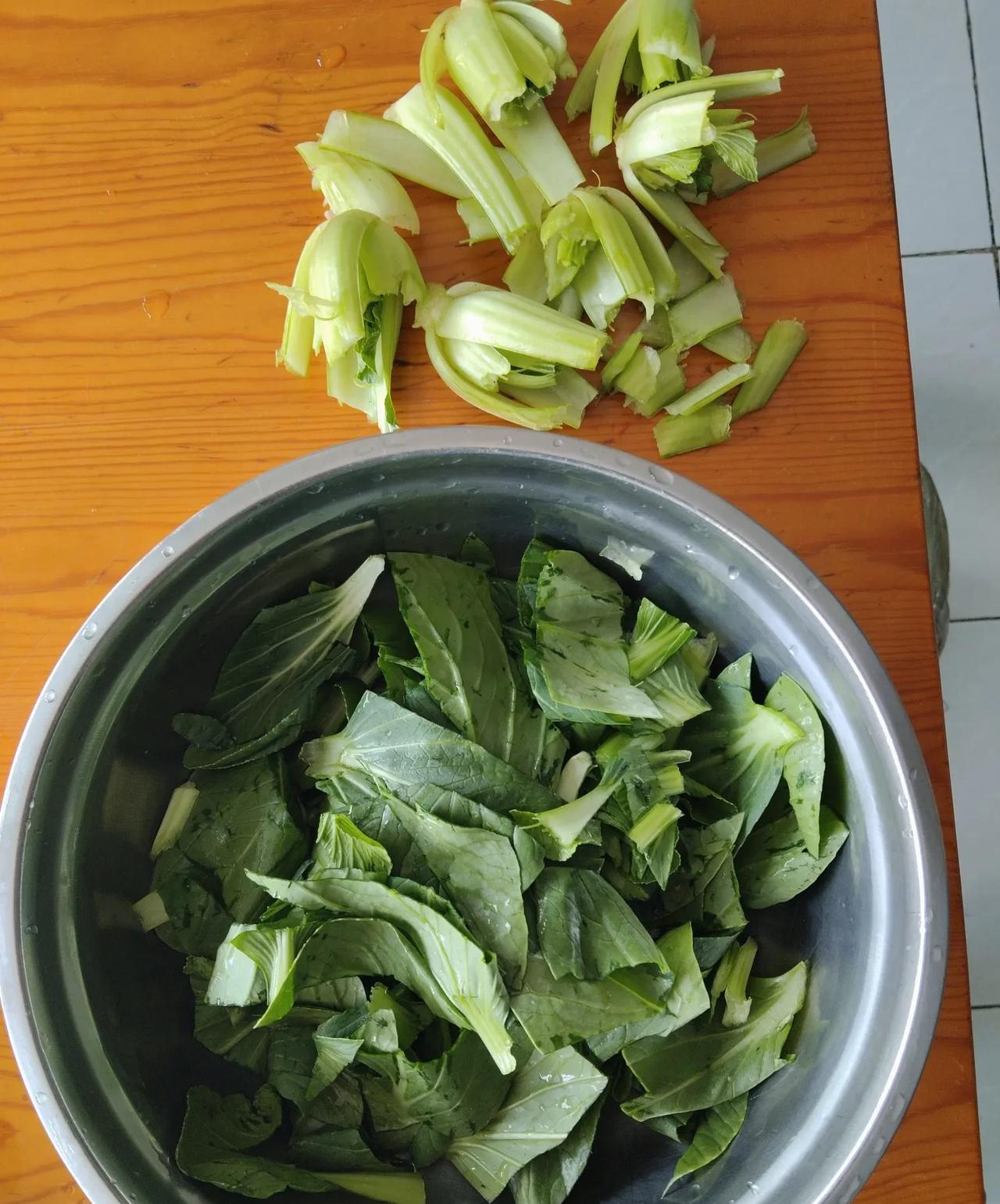 有人吃青菜跟我一样吗，只吃菜叶，不吃菜帮。从小到大都是这样，我不管是做大白菜还是