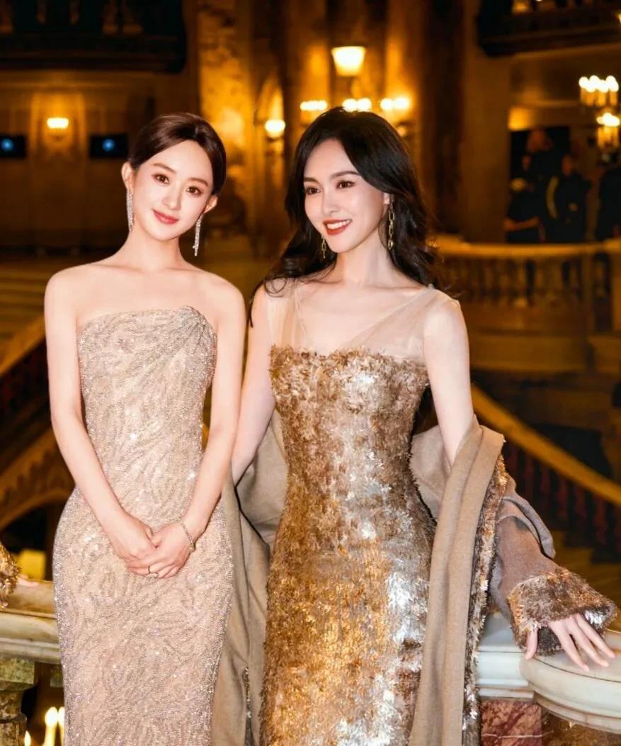 赵丽颖和唐嫣根本没法放一块儿比美！
赵丽颖长着张“幼态脸”，圆眼睛笑起来特甜，演