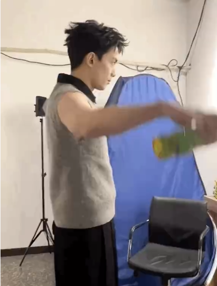 被吴磊的自律狠狠激励！连轴工作两天超累，依旧在休息室创造条件健身，这股劲做什么事