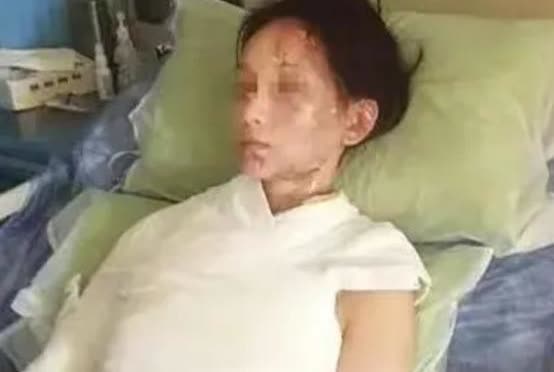 浙江一女子吃火锅让服务员加汤，因顾客多，服务员5分钟后才到。女子感到自己受到了疏