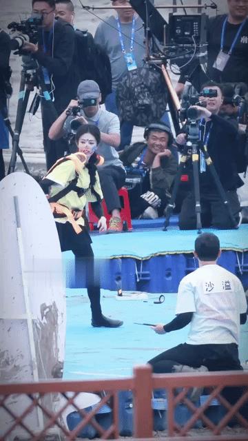 白鹿以一己之力给辛苦的打工人带去不少快乐！谁都知道综艺跟拍的摄影师有多辛苦，但是