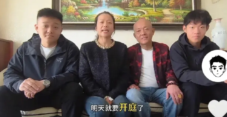 现在知道姜甲儒为什么比较内向，他从小跟收破烂儿的买家爷爷长大，教育也不好，给吃给