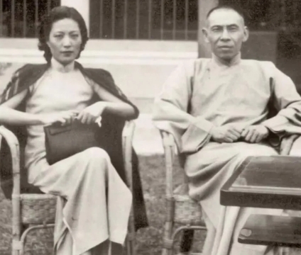 1937年，姚玉兰邀请孟小冬来家里做客，两人在一起玩得很开心，晚上孟小冬和姚玉兰