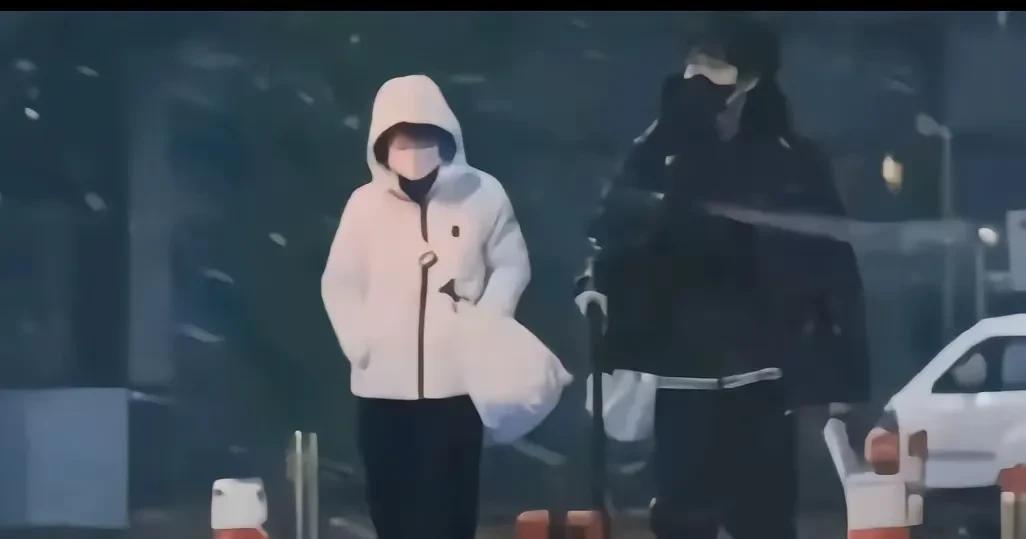 牵起你的手，
我带你从前面绕一圈，
牵起你的手，
我陪你去看世界繁华，
执子之手