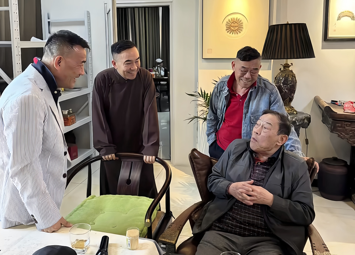 杨少华明明最爱小儿子杨议，
为什么却住在三儿子杨伦家里？
查了一下才知道，原来竟