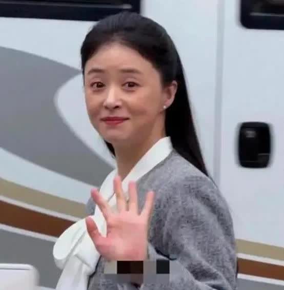原相机直拍42岁蒋欣，岁月痕迹出来了，身材有点发胖样，依然好看