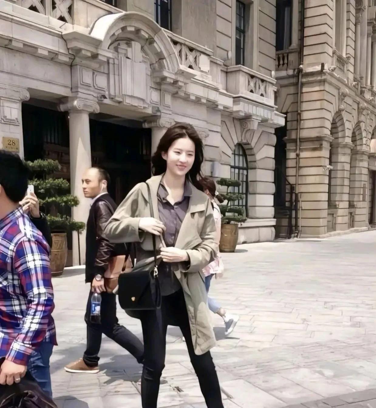年轻时候的刘亦菲确实漂亮，皮肤白皙，身材苗条，确实招人喜欢！
2002年，15岁