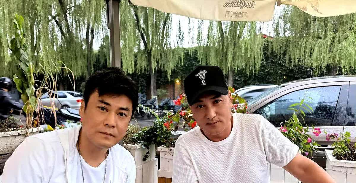 朱媛媛和他也是很好的朋友，朱媛媛舒服的躺在沙发上，轻松自在的像在自己家。

