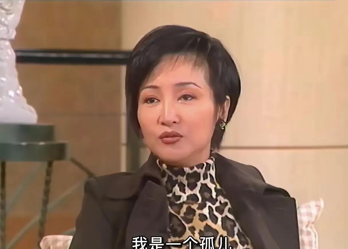 没想到狄波拉童年也是一个命苦的女人，压根不知道亲生父母是谁，而且从小就需要摆地摊