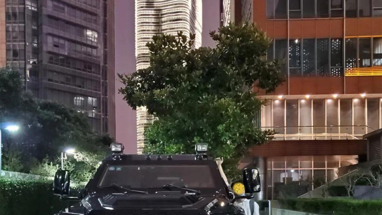 偶遇两千万的骑士十五世，6.4厘米 ，油耗50升，停路边像大保险柜