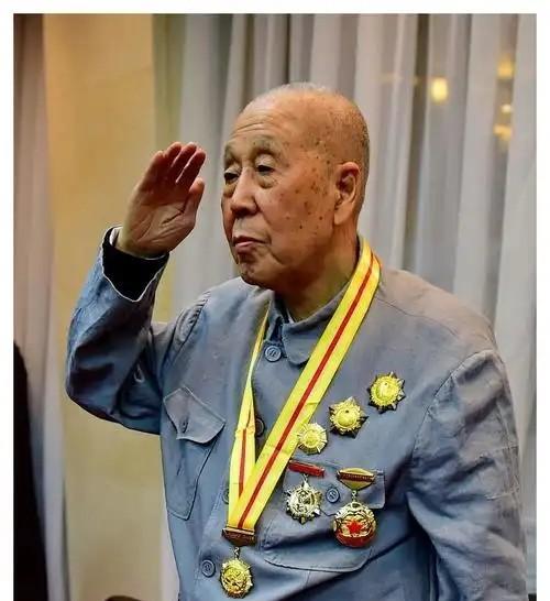 1943年，八路军营长受了重伤，治了1年，动了7次手术都没好，上级决定送他去延安
