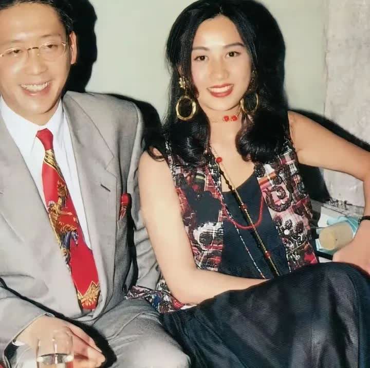 当年刘嘉玲与许晋亨热恋期的一张留影，那时候的刘嘉玲年轻貌美如花差一点就入了豪门