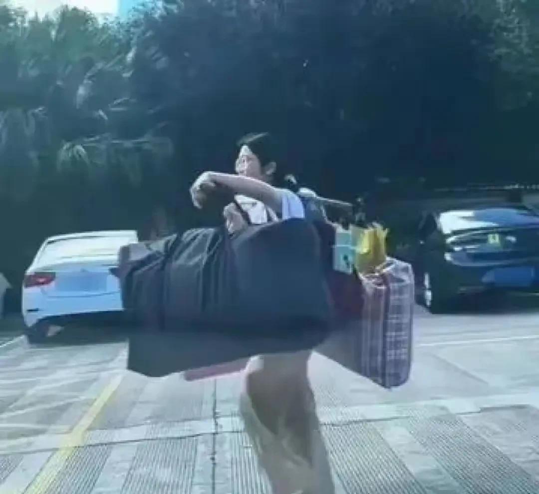 #班主任辟谣扁担女孩高考527分# 实际上，不论考得怎样，扁担妹妹都已经赢得了人