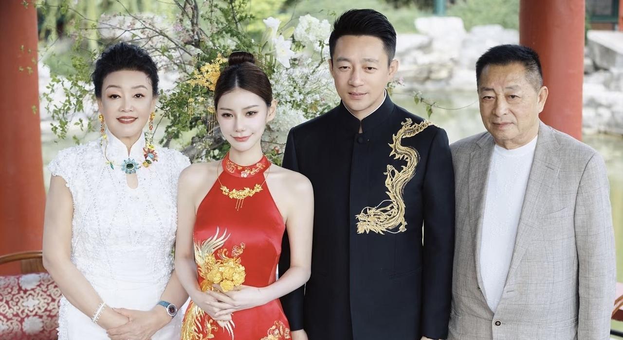 张兰离婚40年还一直和公婆住？
她说：我都离婚40年了，
但是直到小菲上大学，才