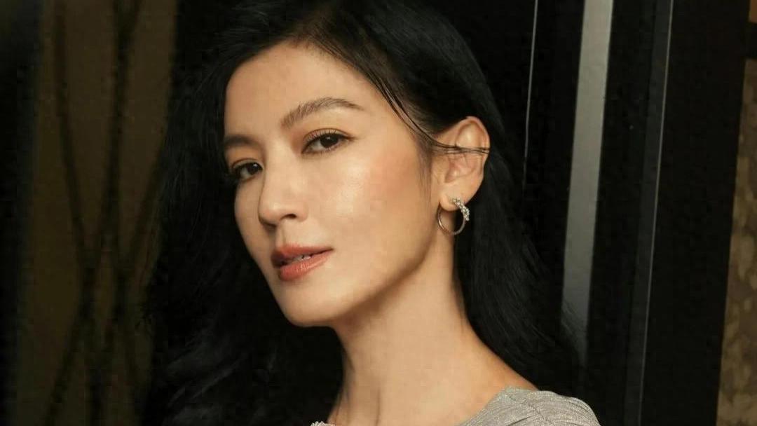 49岁晶女郎激罕性感亮相，侧拍角度洩漏完美胸型
