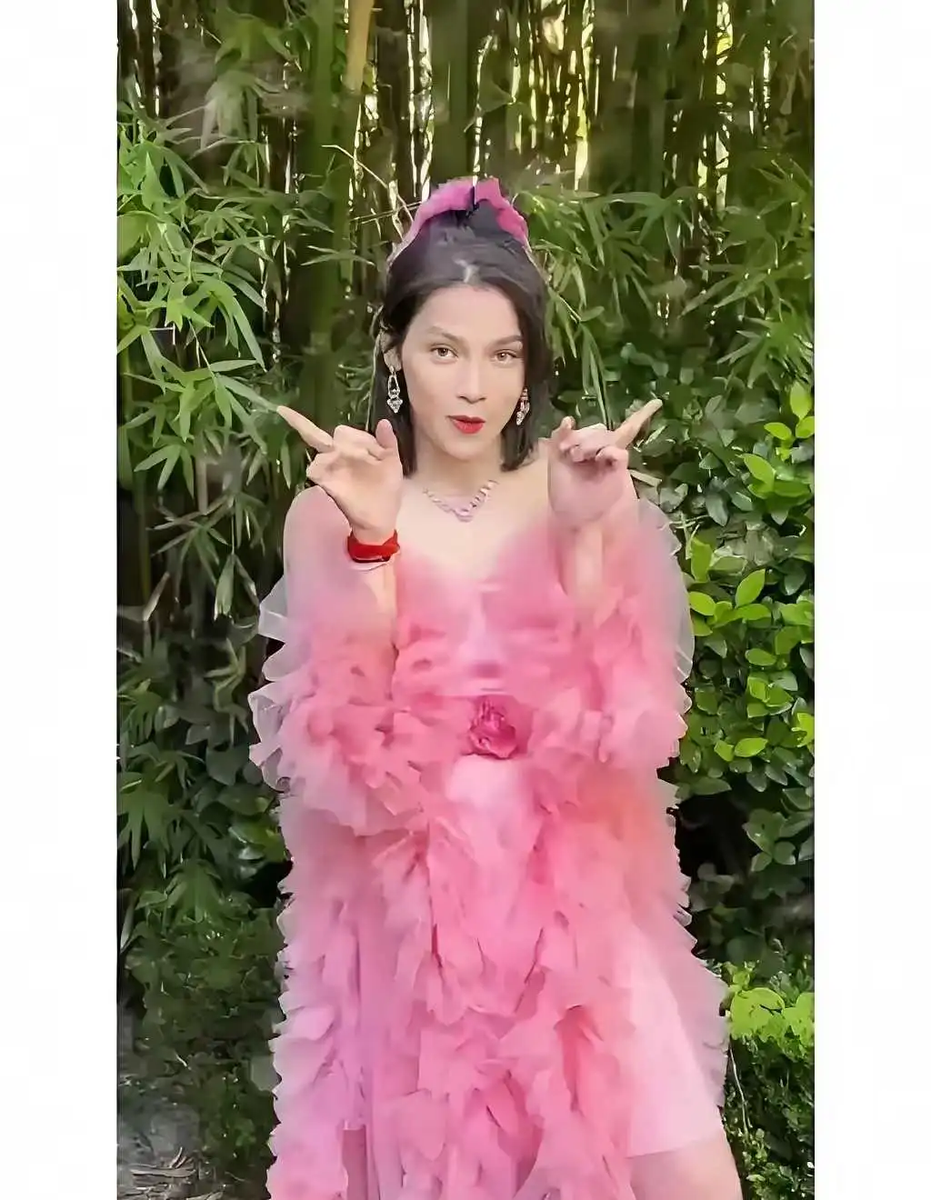 不像男人，也不像女人，原来叫向佐