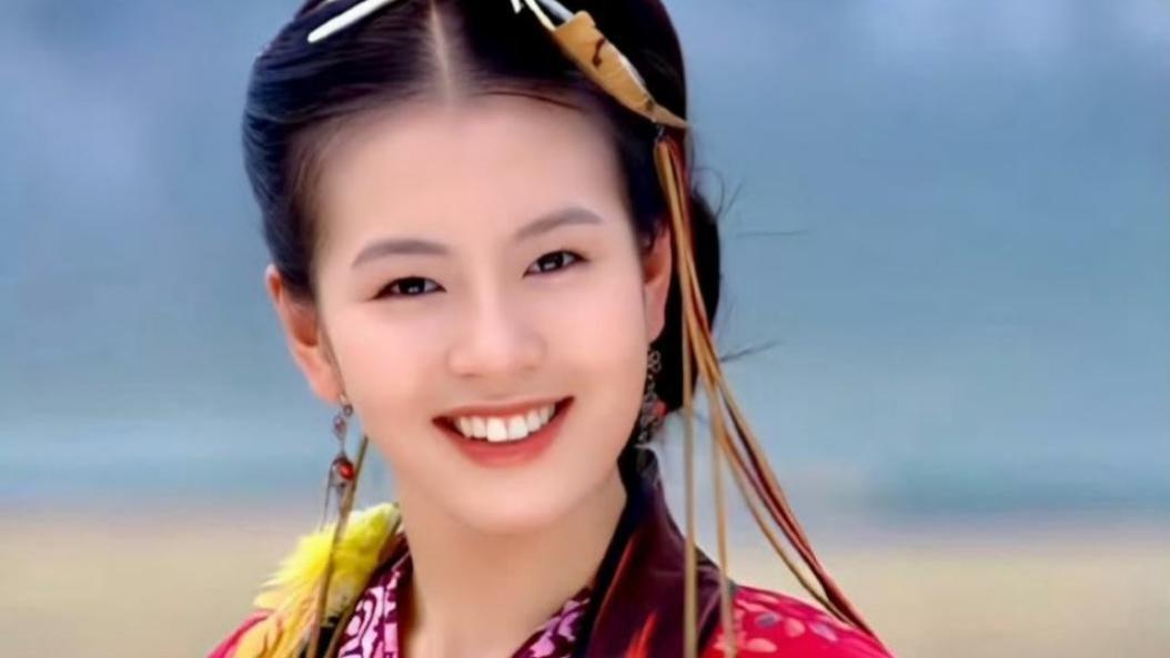 恭喜！刘品言诞下女儿，抱宝宝合照状态超美，婚戒套宝宝大脚趾上