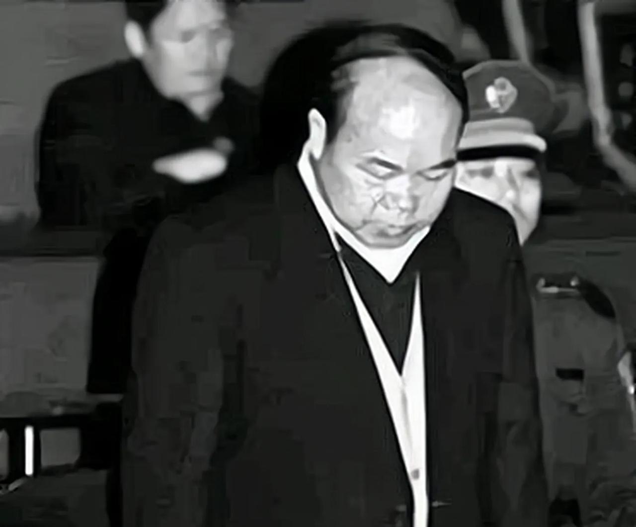 胡长清在临刑那天，站在行刑场上，脸上没有半点悔意。
他说：“我是建国以来被判死刑