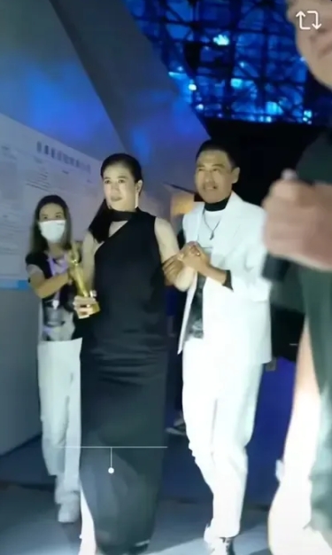 你瞧，发哥搀扶着袁咏仪的时候，那神情分明是很喜爱袁咏仪呢，而且他俩特别般配，仔细