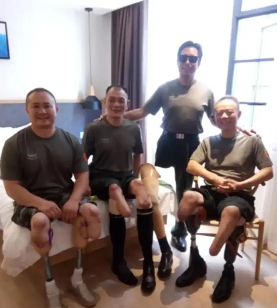 致敬在对越自卫反击战中保卫边疆的四位英雄！
四位对越参战老兵，三双眼睛、一条腿，