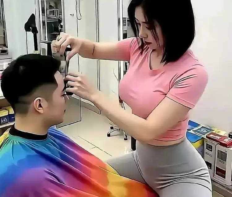这种姿势是理发，还是勾引？男子起生理反应咋办？