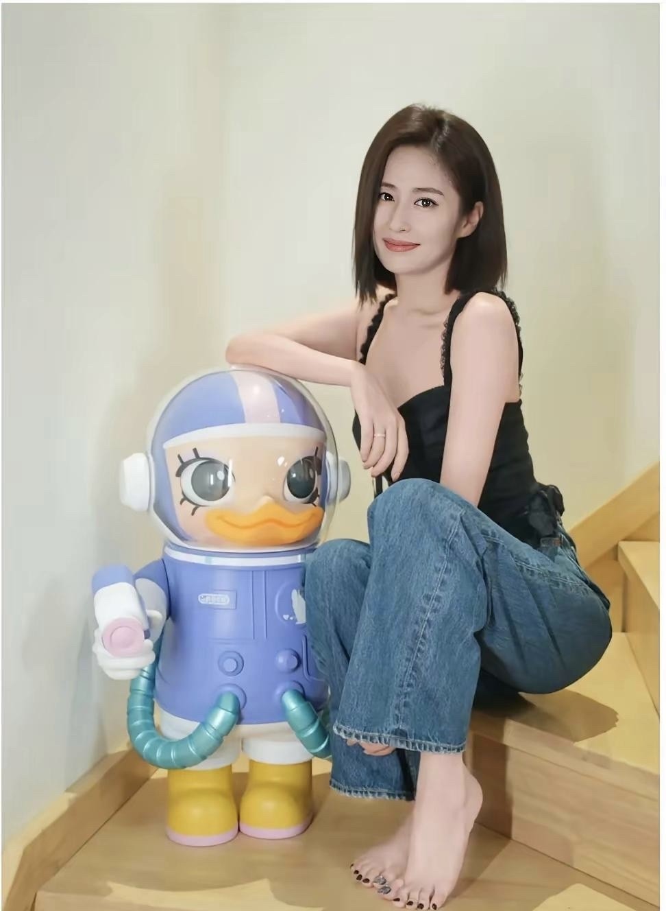 颖儿这身打扮太显气质了，简单的穿搭也能穿出高级感，果然颜值高就是任性。