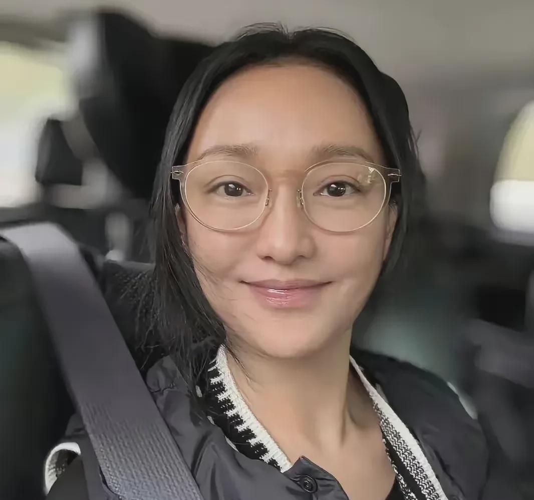 周迅发了张素颜自拍，网上就炸锅了，有人说她老了可怜，有人觉得她51岁还能这样已经