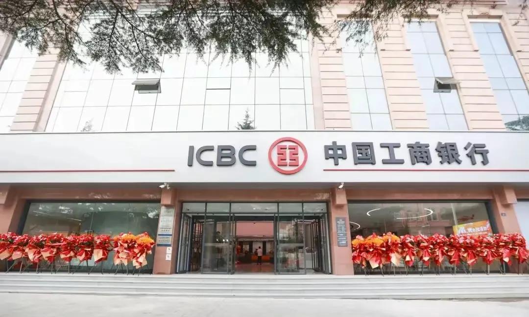 真的是服了。打算用点现金零钱呢，周六一大清早，跑了建行、工行、华夏这三个银行的营