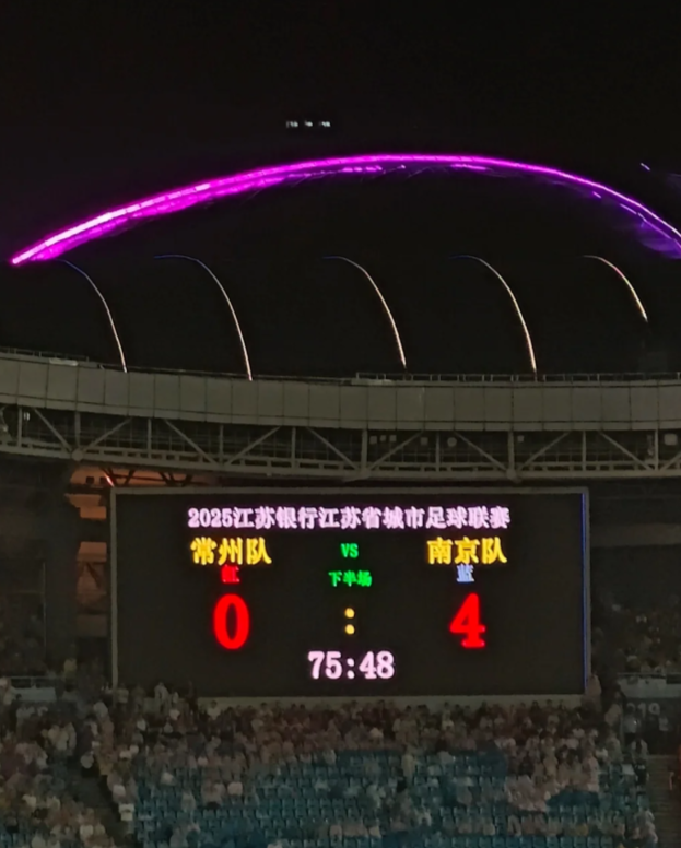 常州VS南京0:4

在苏超比赛中，常州又双叒叕输了，常州小恐龙气绝倒地，太太太