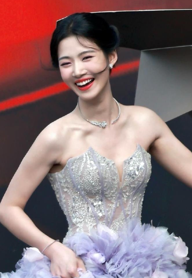 好看的
听说妈妈是医生 很早就干预牙齿了
本人也听劝 真的瘦下来了
随便搞搞氛围