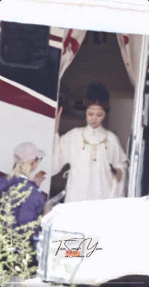 兰香今天的新造型哦！
竟然是抹额妆呀，真的好好看，温柔大气！画面很糊，看不清兰香