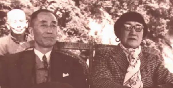 1946年夏末，徐静斐去探望生病的父亲徐悲鸿。她看到23岁的继母廖静文吃剩饭菜，