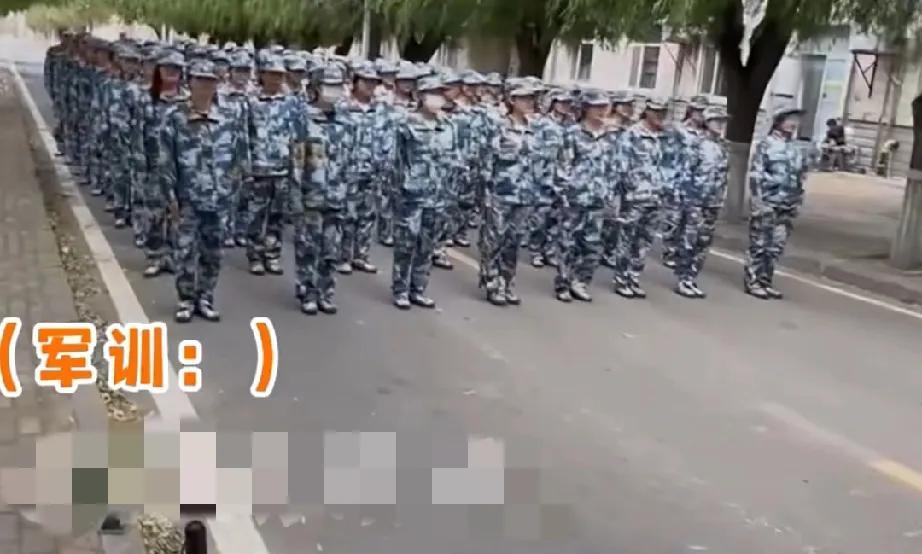 教官军训，喊了一声：“报数”
然后这群猴：“啊！抱树，快抱树，看看哪棵树大，抢大
