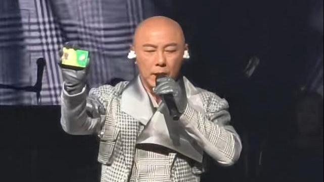 张卫健美国演唱会晒老年卡，61岁能唱能跳少年感十足，膝下无儿女