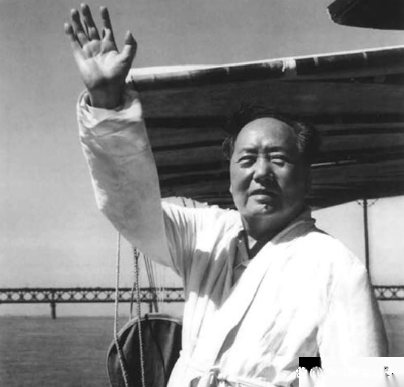 1954年，毛主席去北戴河游泳，遇上了当地的一名渔夫，渔夫并不清楚毛主席的真实身
