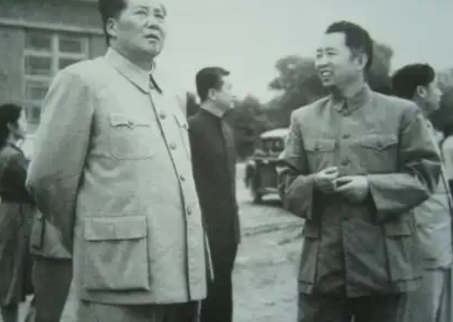 1952年，刘亚楼来到毛主席的办公室准备汇报情况，就在这时，毛主席突然对他连说两