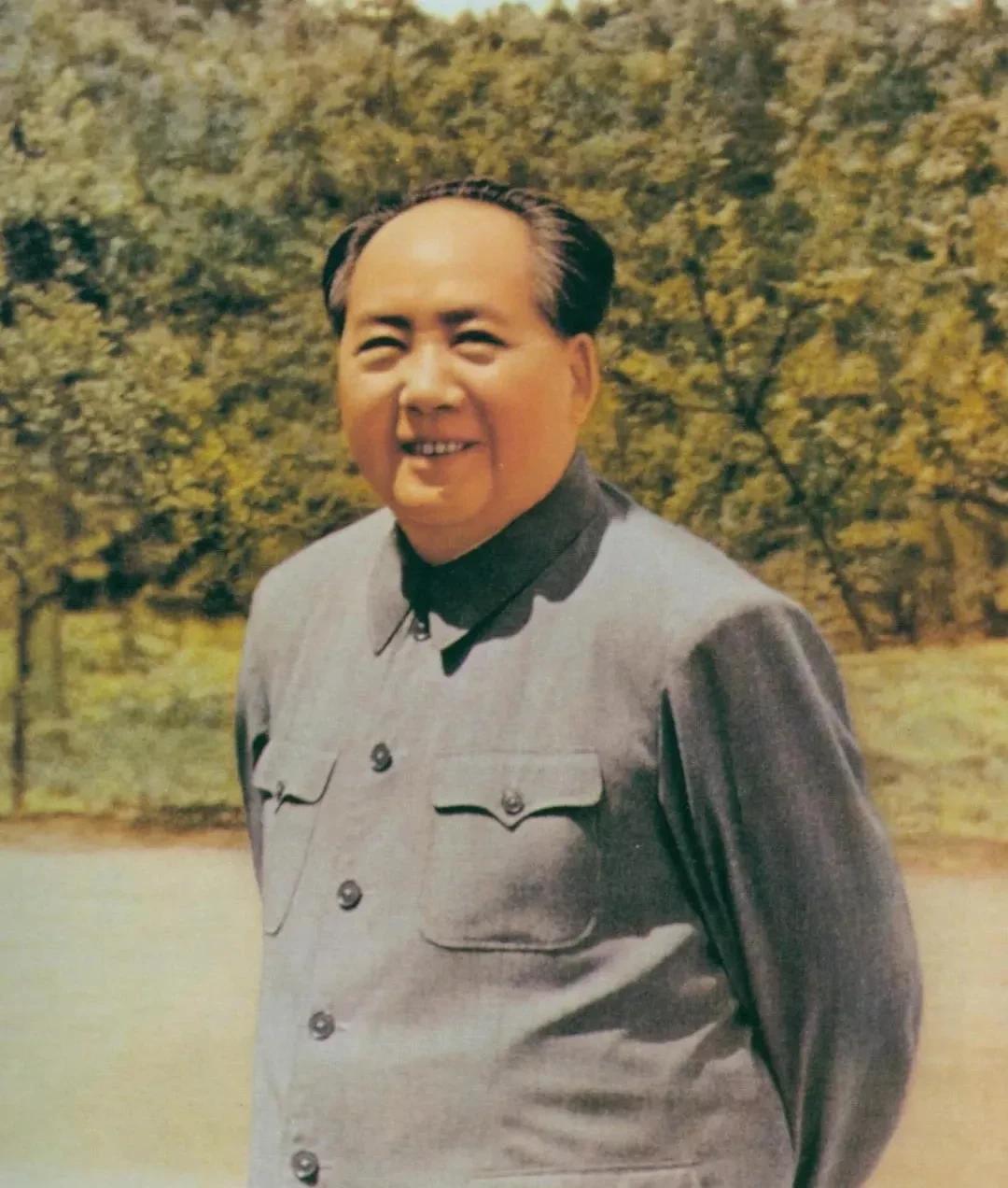 毛主席在《关心群众生活，注意工作方法》一文中写道：
“我们不但要提出任务，而且要