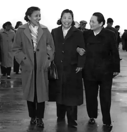建国初，邓颖超与其他2位伟大女性的合影，仨人像姐妹

上世纪 50 年代，一张意