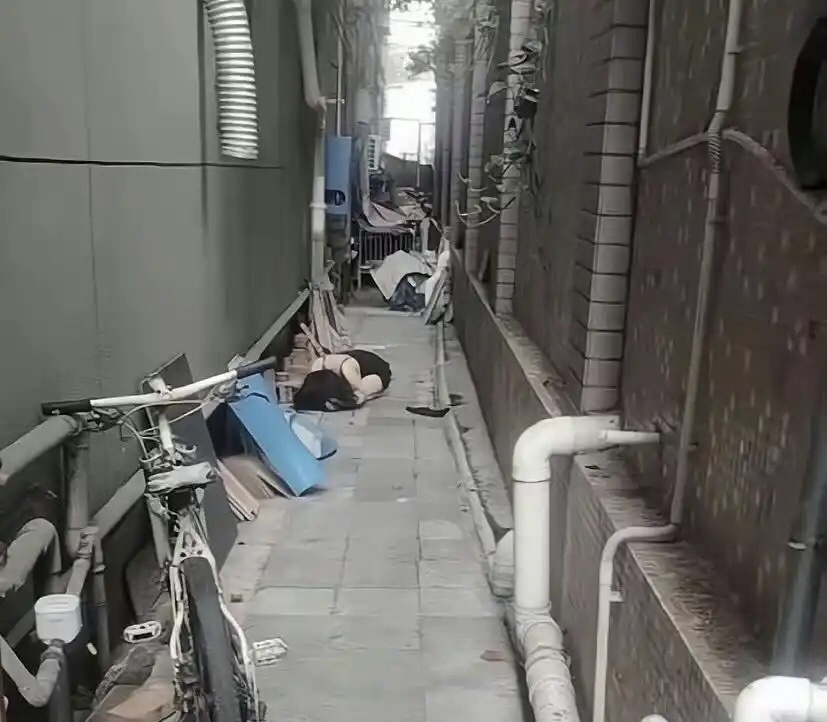 遇到这种不知道什么情况，也不敢靠近