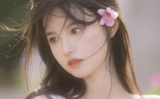 我死后变成鬼飘在死对头身边，才发现他对着我的遗照，偷偷哭了十年