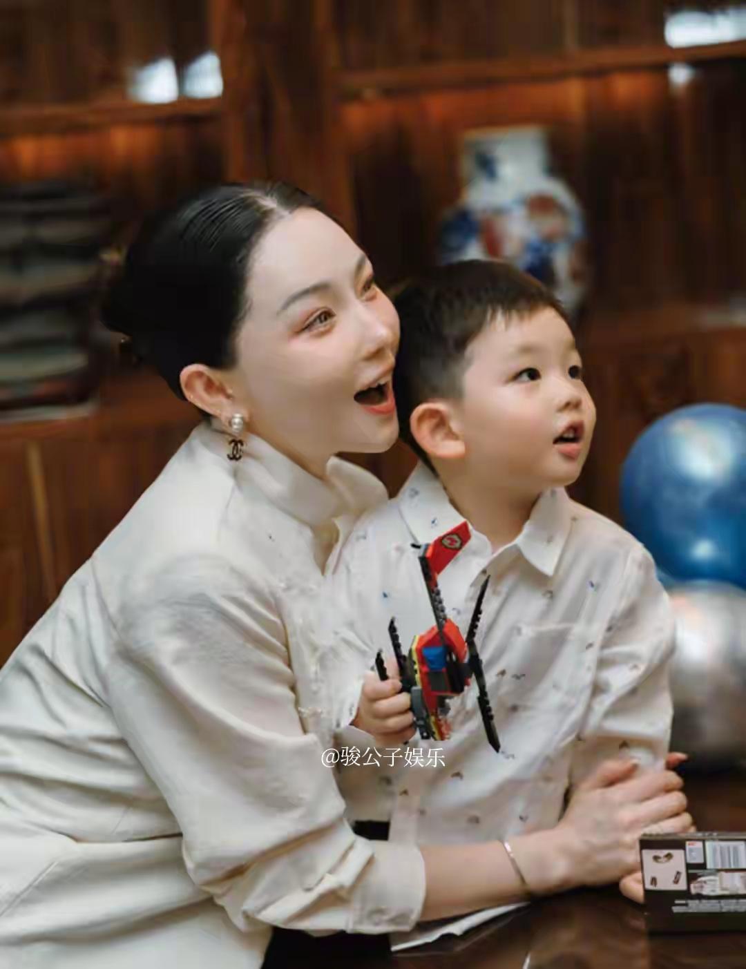 高晓松前妻夕又米如今很幸福啊 ！夕又米晒照为儿子庆三岁生日，画面中 ，小家伙被爸