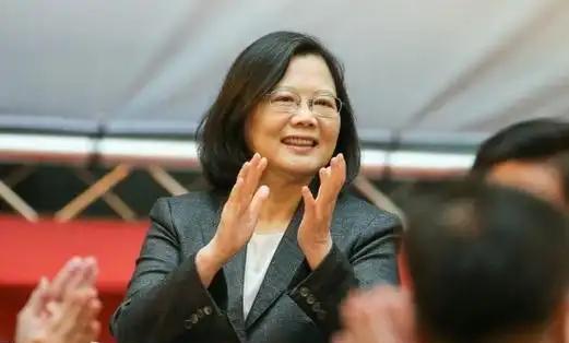 正在欧洲窜访的蔡英文站出来对我们放话了！5月14日，蔡英文声称，如今台湾几乎每天