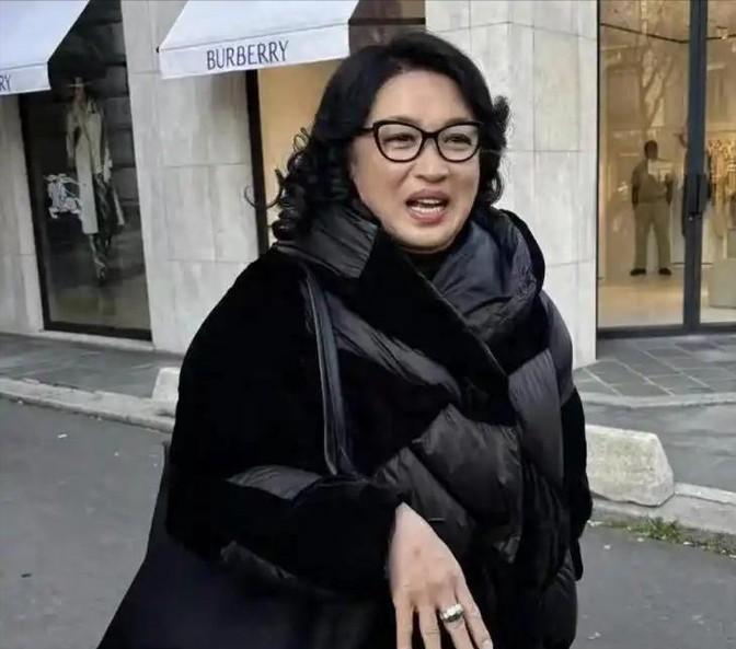 金星在被国内所有城市封演并遭到拒绝后，便转战去了法国巴黎定居。才短短半年时间，曾