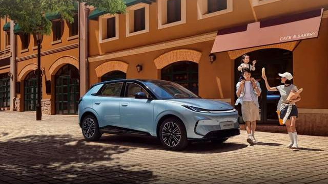 销量冠军与安全标杆PK：6万级纯电小车选星愿还是极狐T1？