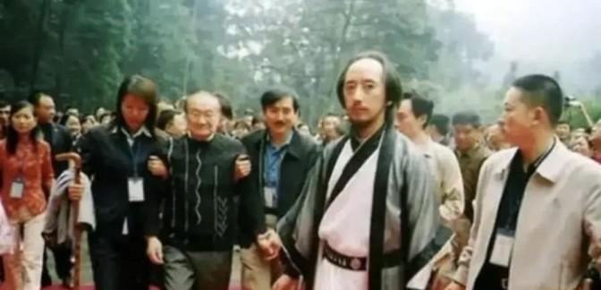 2003年，金庸想去探访青城山，却被严词拒绝，禁止他上山参拜，掌门人说：“青城山